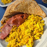 Tofu scramble, toast, veg bacon at Mamalicious in Hamburg