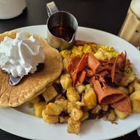Full Canadian: fried potatoes, bacon, scrambled tofu, Pancake with maple syrup and cream (chocolate chips extra). Nice iced latte! at Mamalicious in Hamburg