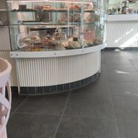 Nella vetrinetta si possono scegliere i tramezzini vegetariano o vegani e i dolci at Jlu's Brunch & Coffee in Saluzzo