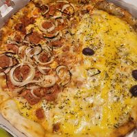Meia calabresa vegana e meia quatro queijos veganos at Pizzaria da Rita in Sorocaba