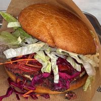 Veganer Fischburger mit Coleslaw (vegetarisch) und Ayran (vegetarisch)  at Fishismuss in Nuremberg