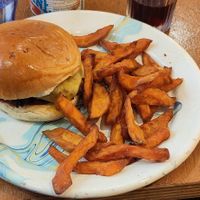 Alocovore et ses frites de patates douces at Bomaye Burger - Paradis in Paris