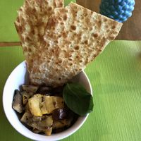 Ein Gruß aus der Küche. Das dünne Brot mit Oregano war der perfekte Beleiter zum leicht warmen Antipasti. Wir haben direkt zwei Packungen bei Grace gekauft.  at Vegetal Food by Grace in Antwerpen