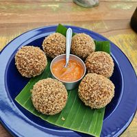Esse bolinho é delicioso e muito diferente. A geleia da casa também at Cervejaria Raízes in Corrego Do Bom Jesus