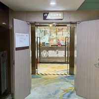 Hotel lobby. The sign above the door points the way.  at Wàn Xiàng Vegetarian - 脉象素食 in Shenzhen