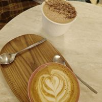 Capuccino y chai con chocolate at Glad in Porto