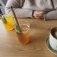 Cappuccino mit Oatly Milch und eine Apfel-Granatapfel-Limonade at Coffee Brew Düsseldorf CAFÉ & BAR in Dusseldorf
