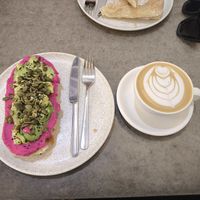Húmus de beterraba e abacate, capuccino com leite de aveia. at Cécile in Bogota