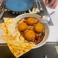 Húmus com falafel   at Mesa Cultural in Vila Baleira