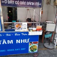 The stall is on the pavement outside. It has running water and electricity supply from the building behind at Tâm Như in Ho Chi Minh City