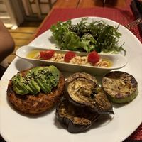 The Queen: hamburguesa al plato  at Pura Vida Resto in La Barra