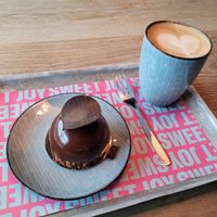 CHOCO PASSION vegan bakelse and oat latte at Mr Cake in Gothenburg