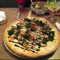 Bianco Chèvre - vegan version with veg mozzarella, figs, pears, Jerusalem artichoke crisps, crema di balsamico, veg crème fraîche and grilled kale. at Miss Sara in Hudiksvall