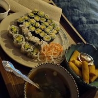 Miso Suppe, Gurken Sushi, Frühlingsrollen, Inside Out California Vegetarisch (ist vegan) at Sushibar Lüneburg in Lueneburg