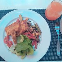 Pastel de maíz con soja y vegetales rehogados y ensalada (VEGAN) + jugo exprimido de pomelo y mandarina at Verde Que Te Quiero Verde - Palace Garden in Rosario