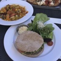 Hamburguesa, pizza y verduras at Verde Que Te Quiero Verde - Palace Garden in Rosario