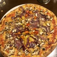 Pizza Cipolla  at Pizzeria Casa Piccola in Vienna