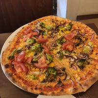 Veggie pizza at Pizzeria Casa Piccola in Vienna