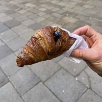 Veganes Croissant mit Blaubeermarmeladenfüllung  at Pasticceria Alla Bragora in Venice