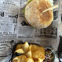 Der vegane Burger, Pommes und Tomatensalat. Wirklich lecker!  at Grissini in Zingst