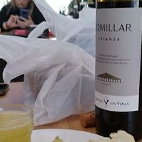 Sala central con sillas y mesas para consumir at Mercado de Abastos in Tomelloso