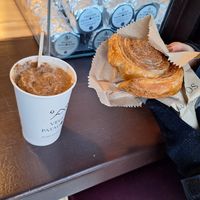 Cappucino e cinnamon roll at Veggies Patagónicos in El Calafate