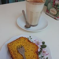 Chai latte and cake 😋😋 at KLUTS in Utrecht