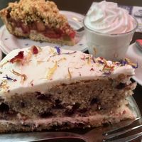 Heidelbeer-Zitronen-Kuchen und Rhabarber-Erdbeer-Streusel   at KLUTS in Utrecht