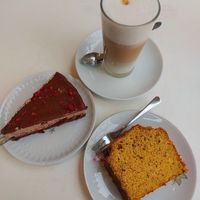 Latte macchiato, pumpkins cake, gâteau mousse framboise at KLUTS in Utrecht
