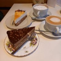 Chocolate mousse cake, White chocolademousse cake with apricot topping. Oats cappuccino, Hot chocolate with whipped cream at KLUTS in Utrecht