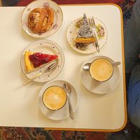 Kaneel bol, Kersencheescake en Mangotaart met zwarte sesam at KLUTS in Utrecht