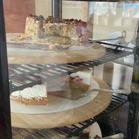 Friday 1 May 2026: banoffee, pistachio/raspberry, white chocolate mousse/strawberry and raspberry/chocolate. The top 3 are gluten-free at KLUTS in Utrecht