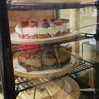 Sunday 17 May 2026: cookie pie, white chocolate mousse pie, chocolate/praliné pie and blueberry/lemon pie. The top 3 are gluten-free at KLUTS in Utrecht
