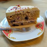 Bosvruchten-citroentaart, heel lekker en luchtig at KLUTS in Utrecht