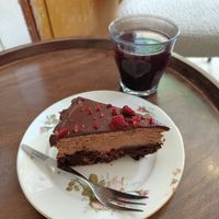 Framboos chocomousse taart met vllierbessen appelsap 🤤 at KLUTS in Utrecht