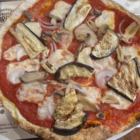 Pizza con mozzarella vegetale, melanzane, funghi e cipolla.  at Colorado Saloon in Montevarchi