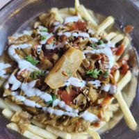 Kebab con salsa de yogur y cama de papas fritas at La Madriguera in Bilbao