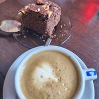 Café y brownie at La Madriguera in Bilbao