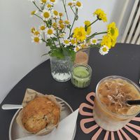 Iced Latte und Bananenmuffin (vegan) at May Café in Leipzig