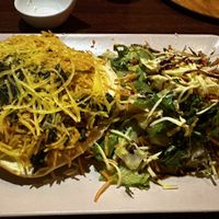 Veganes Gilani mit Spinat und Beilagensalat  at Kaspar Hauser in Ansbach