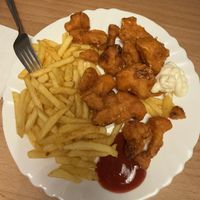 fries with cauliflower nuggets  at Die Bierstube in Munich
