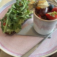 Guacamole Brot mit kleiner Acai Bowl  at Café Zuckerpuppe in Schwandorf