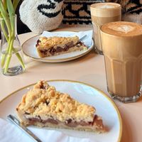 Apfelkuchen, pumpkin spice latte & cappuccino at Vibes  in Hamburg
