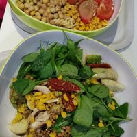 Deux exemples de salades véganes (excepté le fromage sur celle du haut) at SO Green in Nice