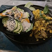 Tofu strapazzato con curcuma, lievito nutrizionale e funghi servito con insalata fresca e salsa di anacardi.  at MINT Cucina Fresca in Polignano A Mare