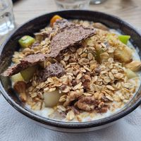 Granola mit Früchten und Kokosjoghurt at Oben in Vienna