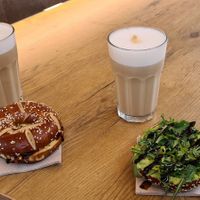 Humus-Bagel mit Hafermilchespresso / Avocado-Bagel mit Hafermilchespresso at Brownies&Cookies in Wurster Nordseekueste