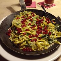 "Safran-Nudel-Pfanne
mit Blattspinat, Granatapfelkernen & Pinienkernen" at Alpenrose Bayrischzell in Bayrischzell