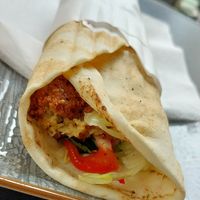 Klassischer veganer Wrap mit heißen, knusprigen Falafel für € 7,00 at Safar Falafel in Ingolstadt