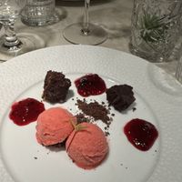 Toetje; brownie met frambozenijs  at Graansilo in Groningen